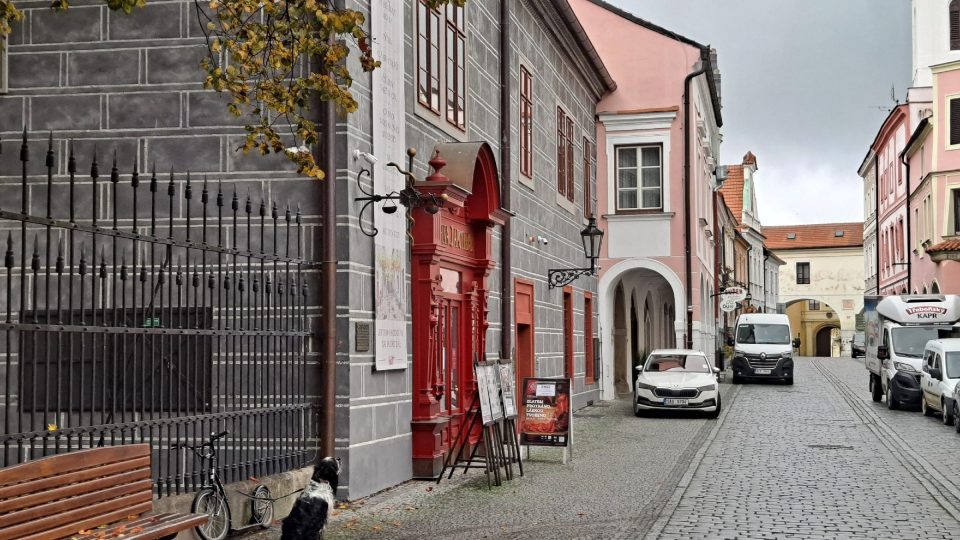 Historie tohoto třeboňského domu je výrazně delší. Lékárna v něm vznikla až v důsledku jeho dalšího využití | foto: Filip Černý, Český rozhlas Historie tohoto třeboňského domu je výrazně delší. Lékárna v něm vznikla až v důsledku jeho dalšího využití