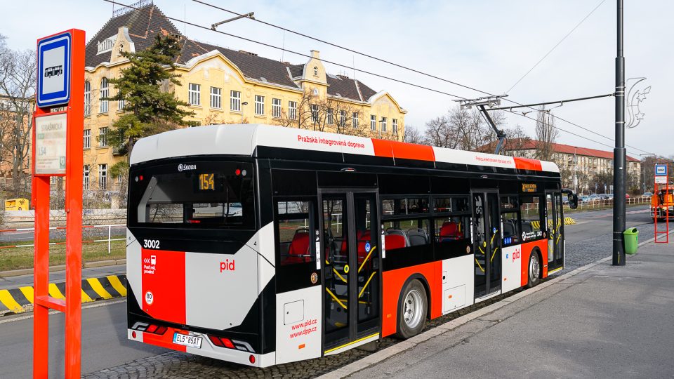 V Praze jezdí první elektrobus