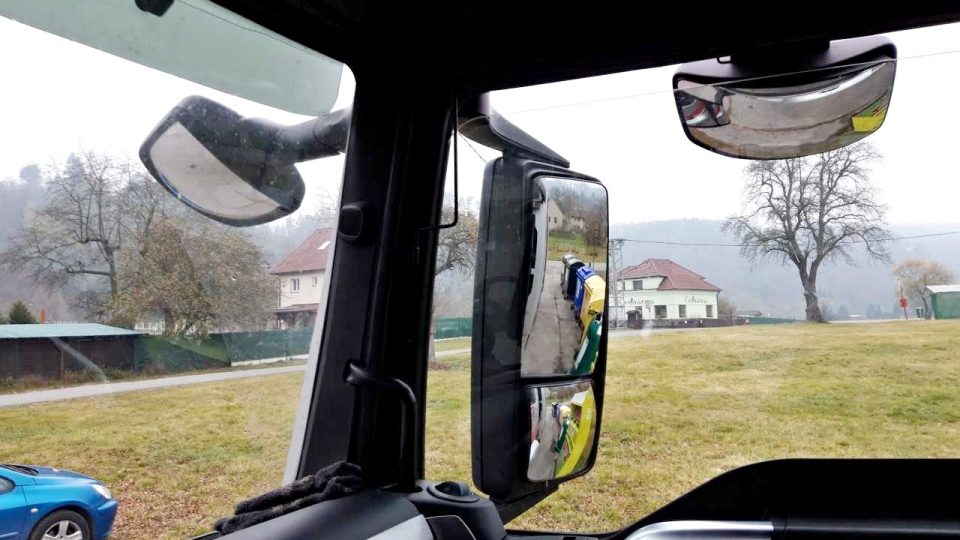 Zkušený řidič Roman Erben má v kabině i zadní kameru, spoléhá ale hlavně na zrcátka