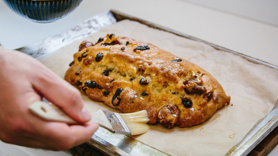 Upečenou štolu vydatně potřeme máslem