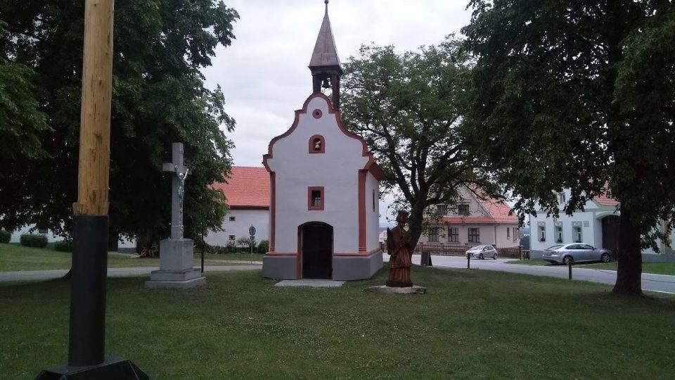 Holašovická náves je skoro stejně veliká, jako českobudějovické náměstí