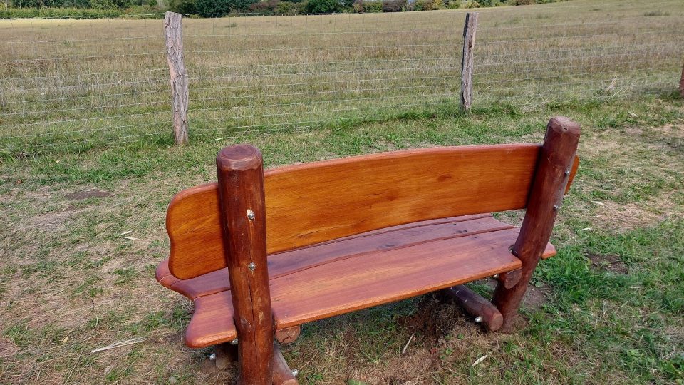 Na tříkilometrové stezce jsou rozmístěné lavičky | foto: Irena Šarounová, Český rozhlas Na tříkilometrové stezce jsou rozmístěné lavičky