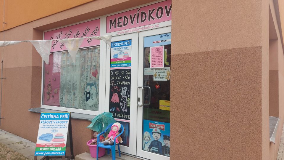 Medvídkov Kladno na první pohled vypadá jeko nenápadný obchod. Uvnitř najdete dětský ráj