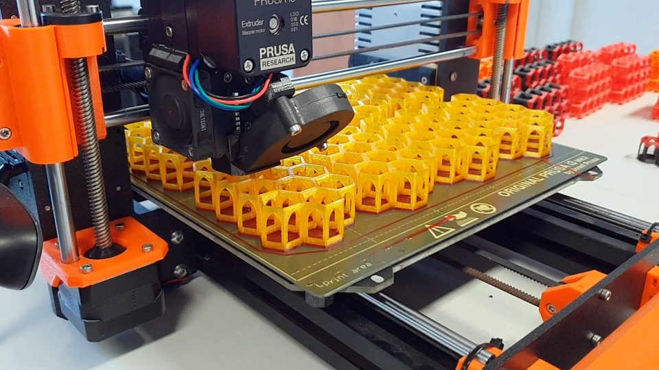 Tisk stojánku na lahvičku s vakcinou proti koronaviru | foto: Lukáš Milota, Český rozhlas Plzeň Tisk stojánku na lahvičku s vakcinou proti koronaviru