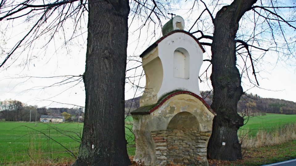 Pozoruhodná barokní Boží muka při cestě přímo pod Lánským vrchem