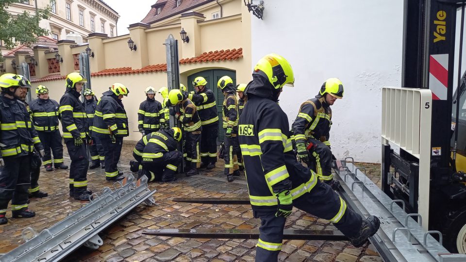 Budování protipovodňových zábran na pražské Kampě