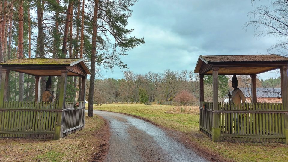 Valdštejnsko hlídají dvě kamenné sochy granátníků z prusko-rakouské války