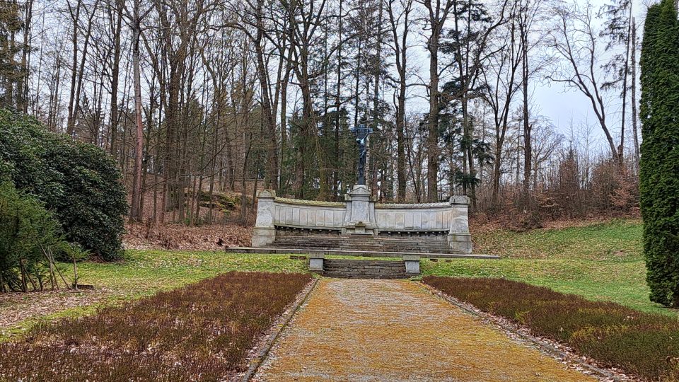 Rodinnou hrobku Ringhofferů zdobí kříž od sochaře Josefa Václava Myslbeka