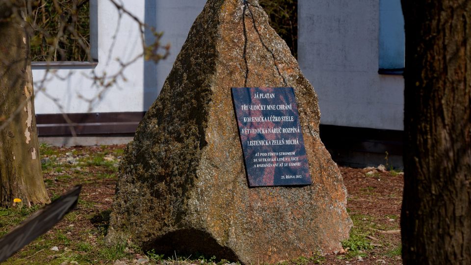 Kámen s deskou opatřenou několika básnickými větami malířky Znojemské