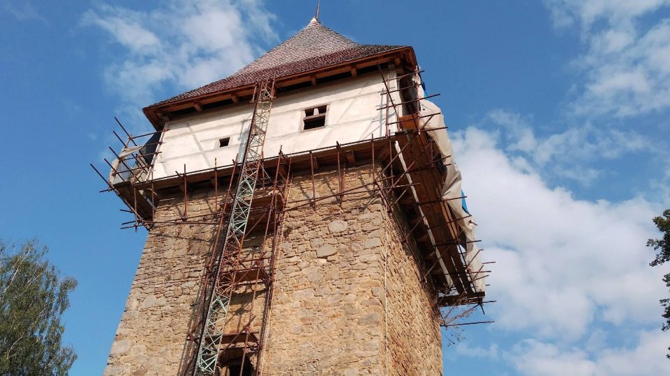 Hrázděná nástavba, ve které vzniká nejjižnější rozhledna České republiky