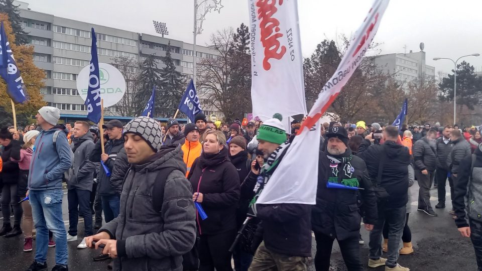 Účastníci odborářského protestu v Mladé Boleslavi 27. listopadu 2023