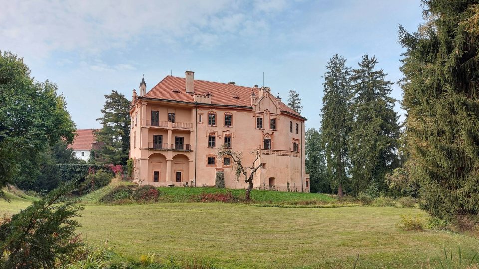 Zámek Vrchotovy Janovice byl původně středověkou vodní tvrzí