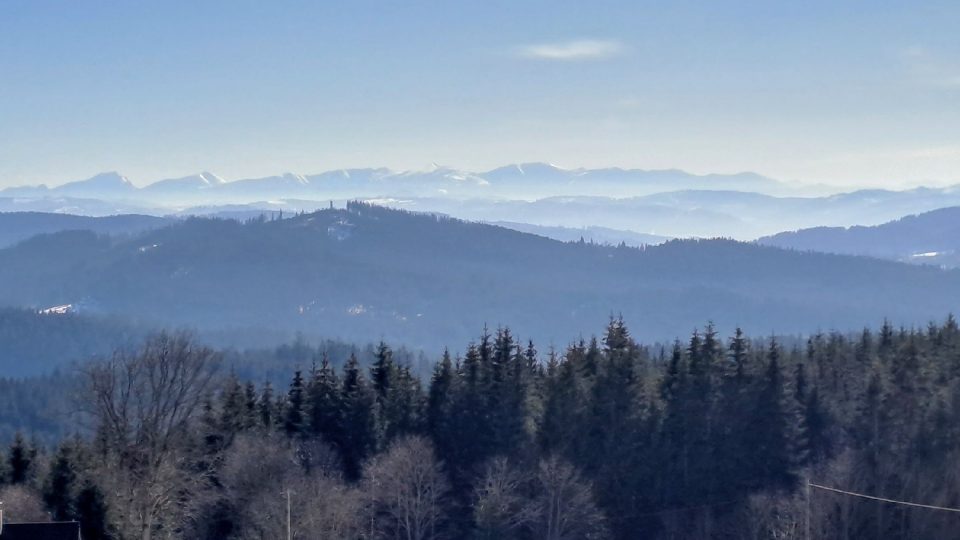 Při dobré viditelnosti jsou z Gruně vidět slovenské hory, Malá Fatra i Tatry