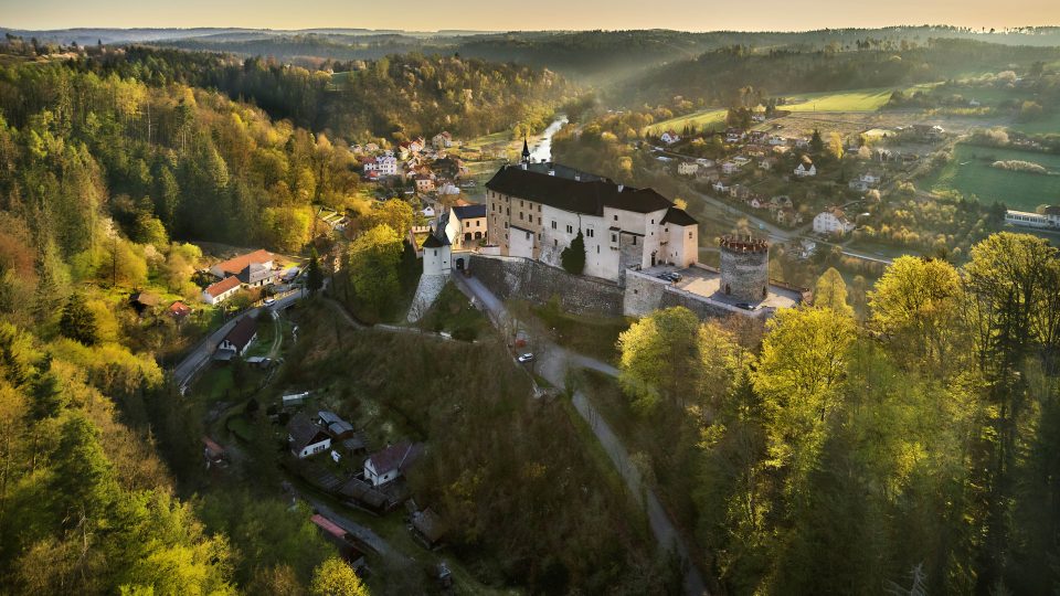 Hrad Český Šternberk se tyčí nad stejnojmenným městysem