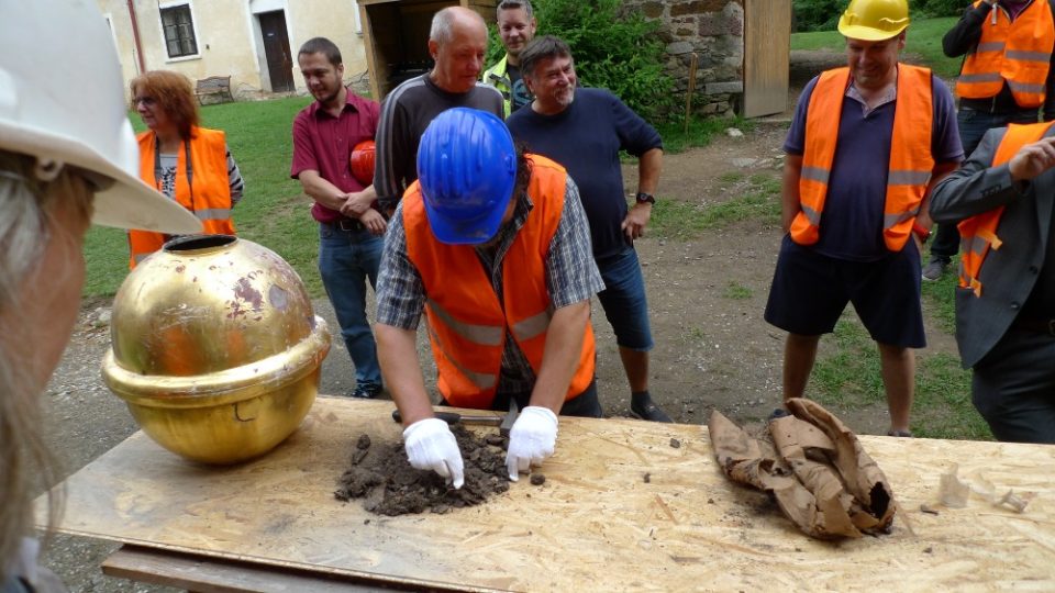 Makovice kostela sv.Prokopa v Sázavě vydala skleničku se vzkazem