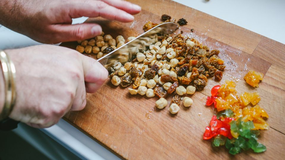 Nasekáme oříšky a kandované ovoce | foto: Jana Volková Nasekáme oříšky a kandované ovoce