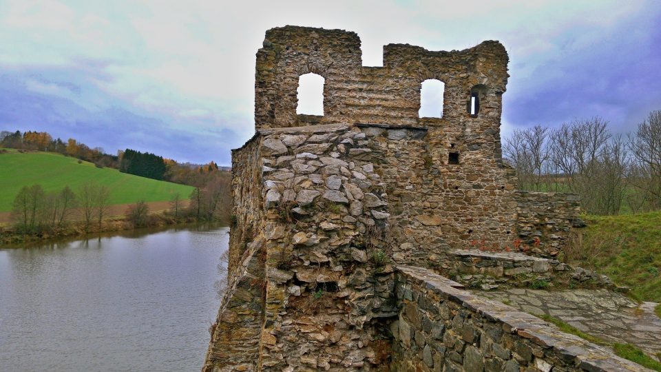 Zřícenina hradu Borotín se tyčí nad dvěma rybníky