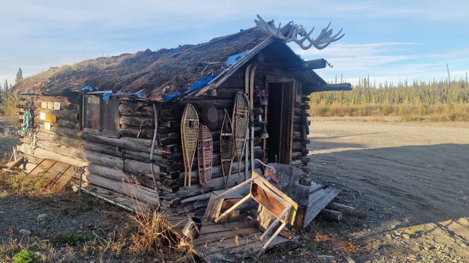 Opuštěný srub na Aljašce