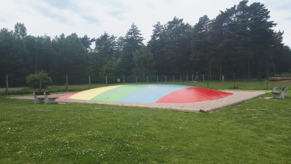 Zatímco rodiče jezdí na kole, děti se mohou vydovádět na trampolíně