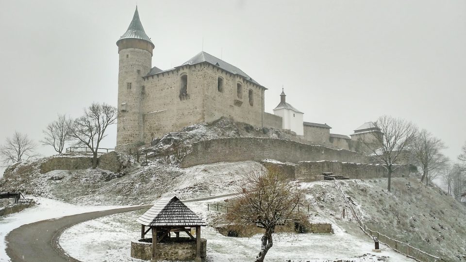 Muzejní spolek, který vlastnil Kunětickou horu, byl proti stavbě můstku