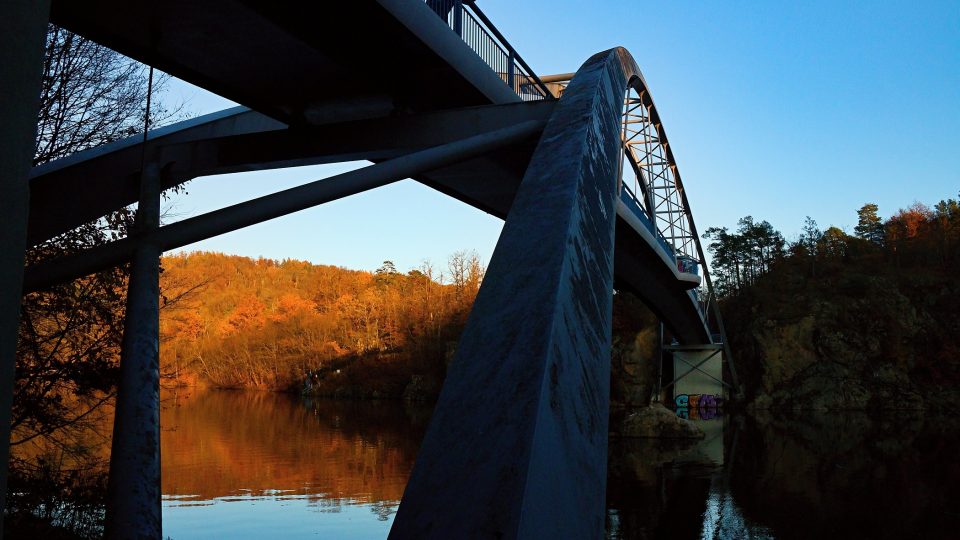 Nad křížem se most rozšiřuje o postranní balkony, které slouží turistům k zastavení a vyhlídkám na meandry přehrady