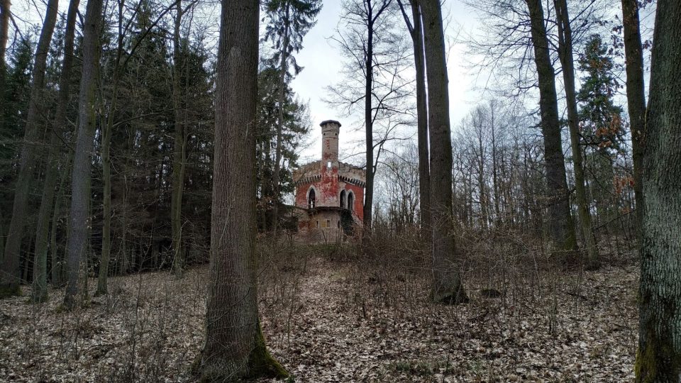 Od letohrádku vedl chodníček k rybníku