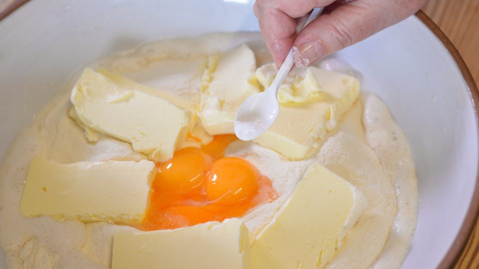 Přidáme 3 žloutky, 200 g rozpuštěného másla,140 g cukru, špetku soli a 100 ml mléka