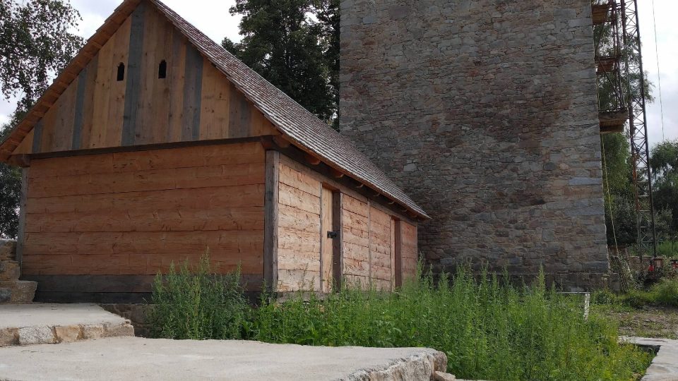 V poslední době vznikají v areálu tvrze nové stavby dobovou technologií