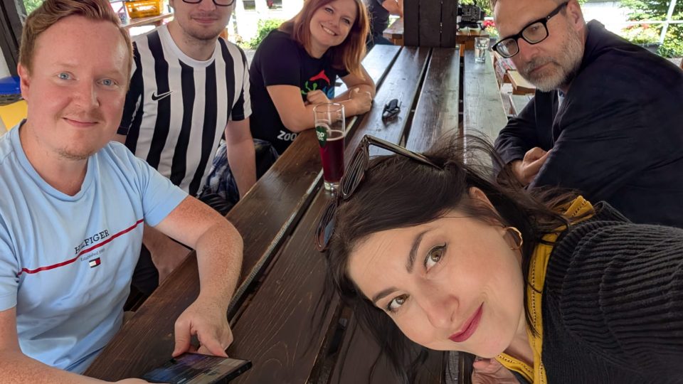 S ostatními lovci jsou přátelé, kteří spolu rádi tráví i volný čas