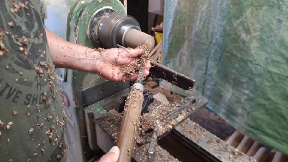 K soustružení používá profesionální nástroje i repliku dobového pružinového soustruhu