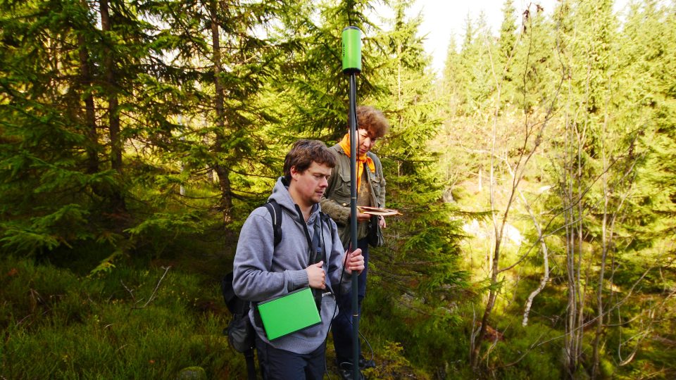 Oblast Safírového potoka patřila mezi naleziště drahých kamenů. Geologové a geofyzici při výzkumu