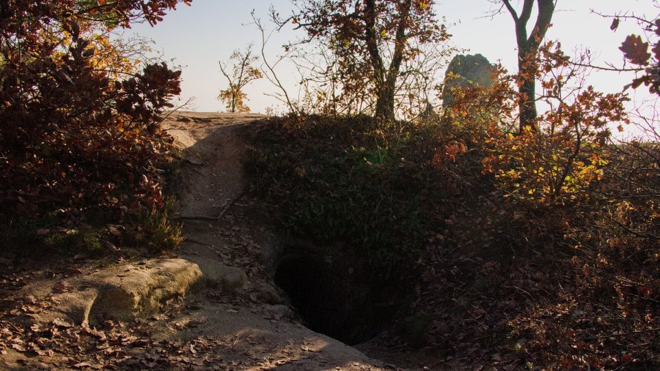 Z hradu se toho dochovalo málo pravděpodobně proto, že byl dřevěný