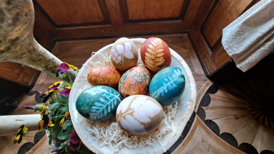 Dříve se vajíčka barvila trávou, červeným zelím a cibulovými slupkami