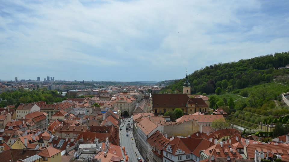 Malebný výhled na malostranské domy je odměnou za 215 vystoupaných schodů na ochoz zvonice.JPG