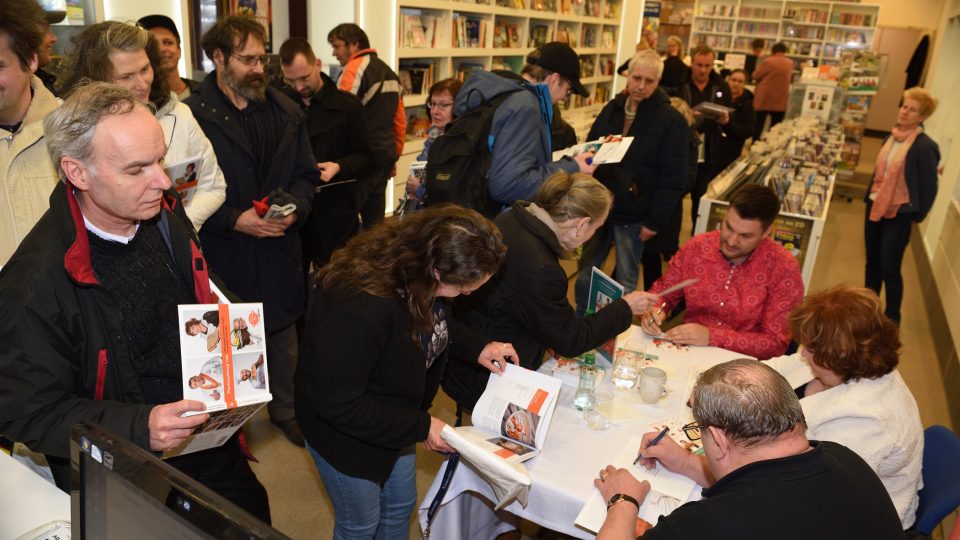 Autoři knihy v obležení fanoušků