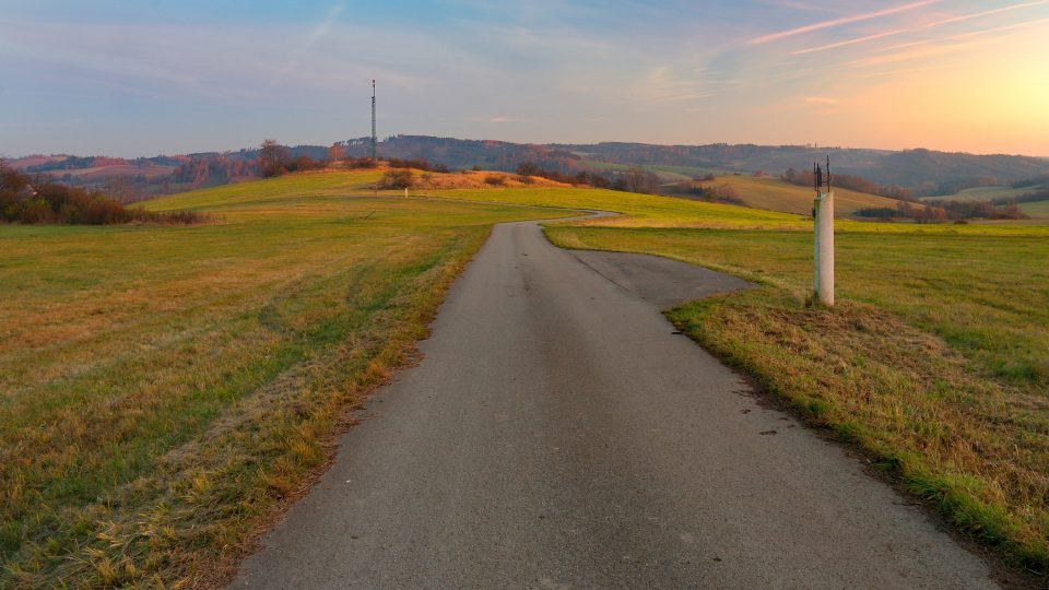 Přibližně dvoukilometrová cesta do kopce se v krajině klikatí a vyjadřuje tak podobnost s lidským životem