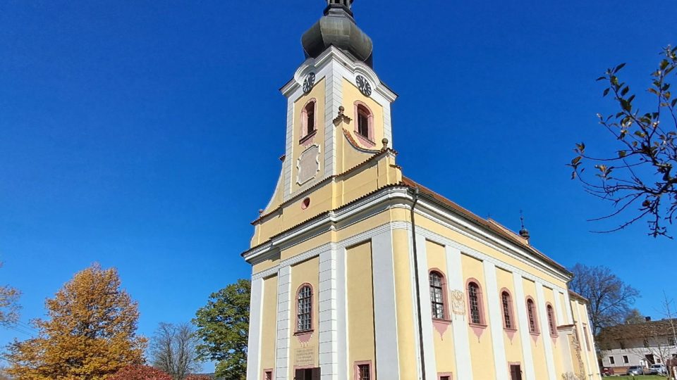 Svatému kameni dominuje kostel Panny Marie Sněžné