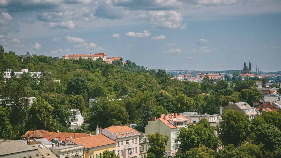 Pohled na Žlutý kopec, hrad Špilberk a chrám sv. Petra a Pavla na Petrově z vyhlídkové věže u pavilonu G na brněnském výstavišti