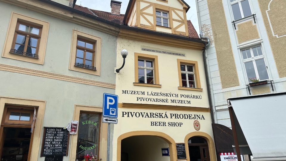 Muzeum lázeňských pohárků najdete přímo pod hradem Loktem | foto: Jana Strejčková, Český rozhlas Muzeum lázeňských pohárků najdete přímo pod hradem Loktem