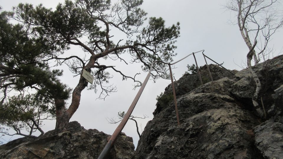 Poslední část výstupu na vrchol Vraní skály je poměrně náročný. Proto je tu umístěno zábradlí