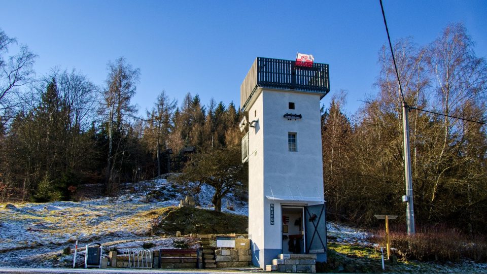 Kromě vyhlídkové plošiny našly v trafostanici místo i minimuzeum a minigalerie