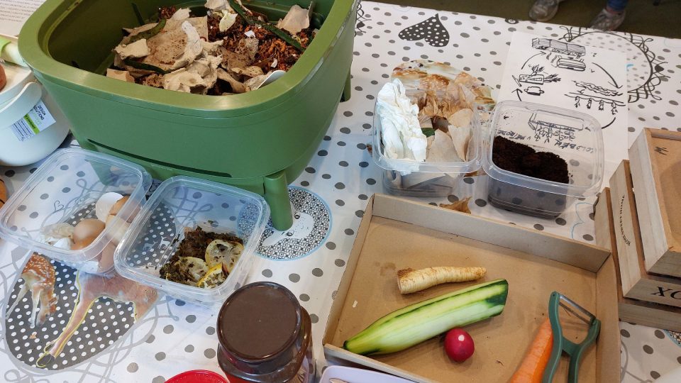 Ukázka založení kompostu ve vermikompostéru | foto: Irena Šarounová, Český rozhlas Ukázka založení kompostu ve vermikompostéru