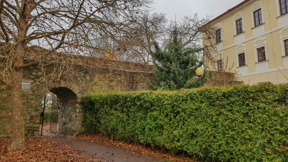 Jihlavské opevnění podle dochovaných záznamů vznikalo spolu s městem v první polovině 13. století