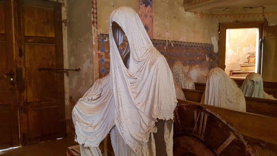 V kostele svatého Jiří v Lukově sedí v lavicích sochy duchů