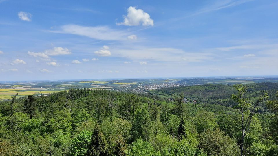 Z rozhledny je vidět až do Polska