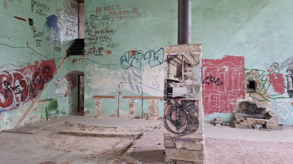 Areál je dnes zcela zdevastován a jeho obnova bude mimořádně náročná | foto: Markéta Vejvodová, Český rozhlas Areál je dnes zcela zdevastován a jeho obnova bude mimořádně náročná