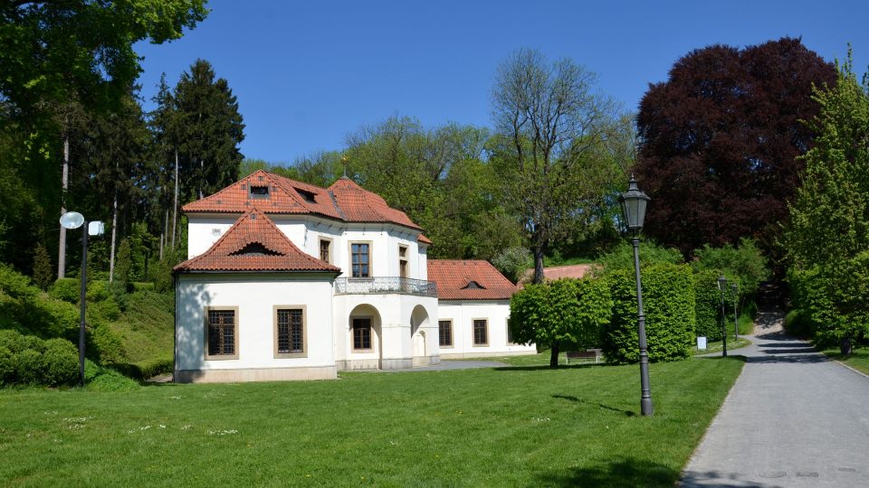 Zahradní pavilon Vojtěška nad pramenem Brusnice