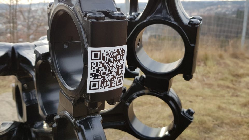 Na trůnu najdete i QR kód