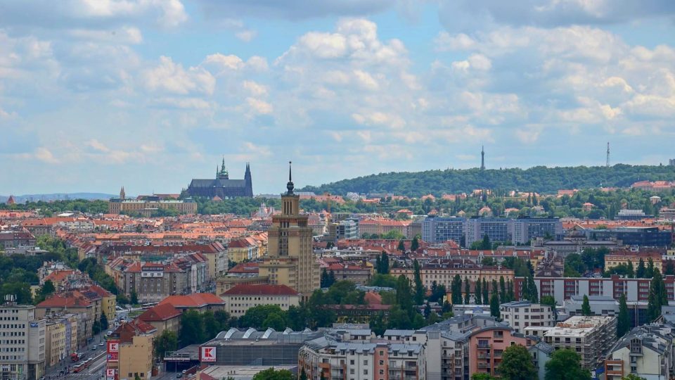 Výhled z Baby na katedrálu svatého Víta, hotel International a Petřín