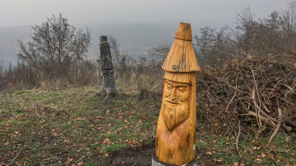 Okolí rozhledny zdobí dřevěné sochy